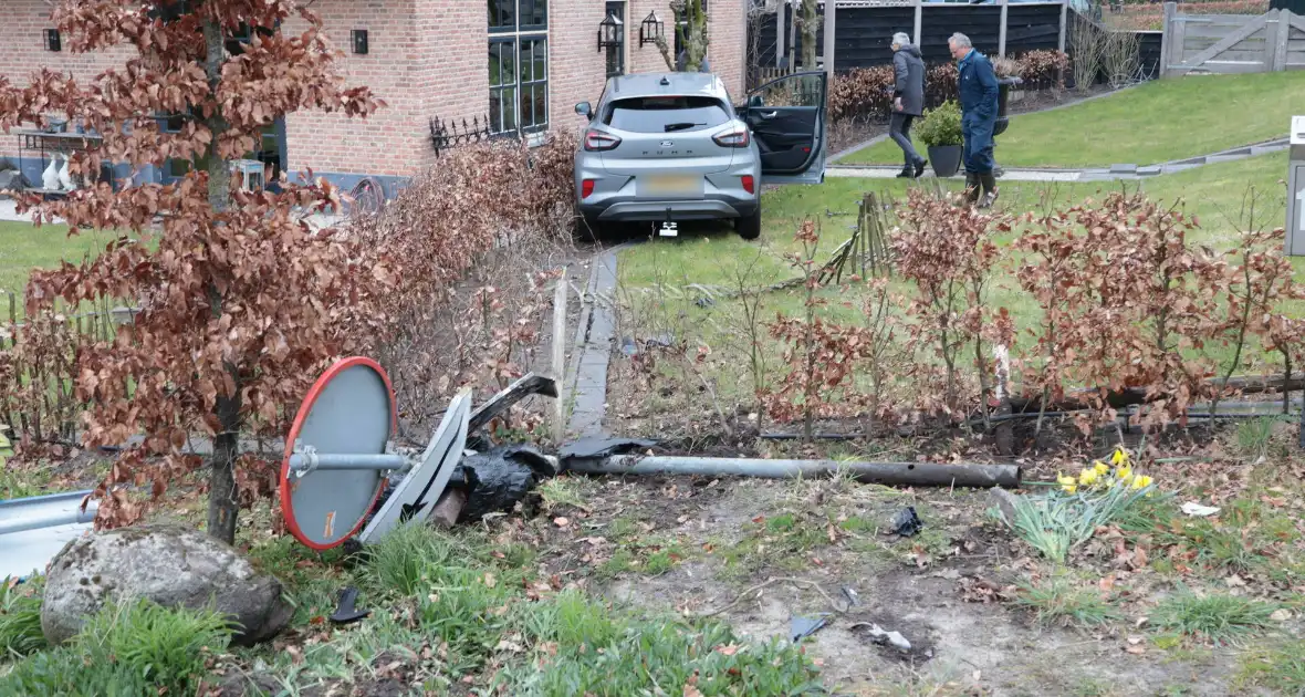 Automobilist verliest macht over het stuur en belandt in voortuin - Foto 10
