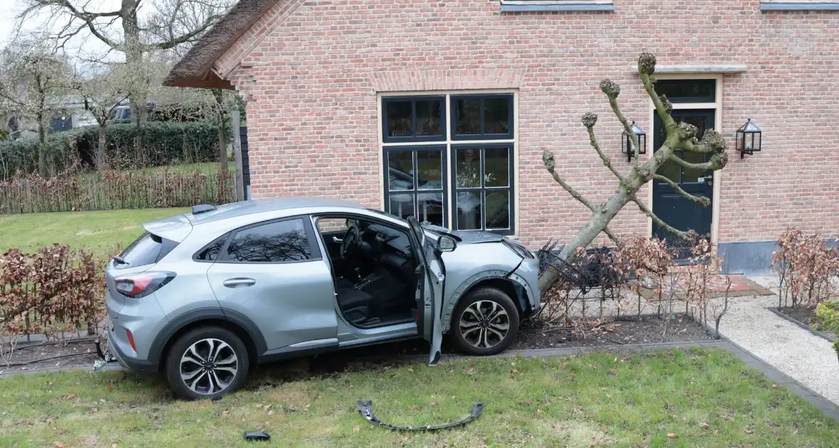 Automobilist verliest macht over het stuur en belandt in voortuin - Foto 11