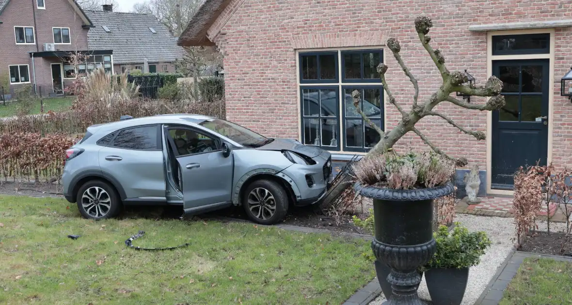 Automobilist verliest macht over het stuur en belandt in voortuin - Foto 12