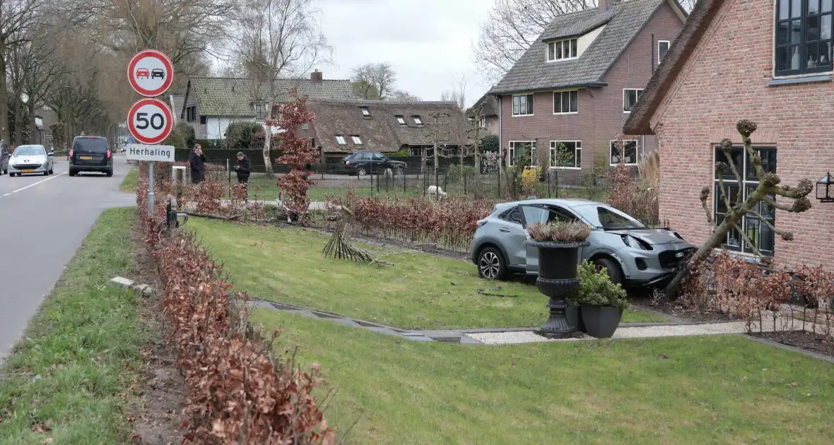 Automobilist verliest macht over het stuur en belandt in voortuin - Foto 13