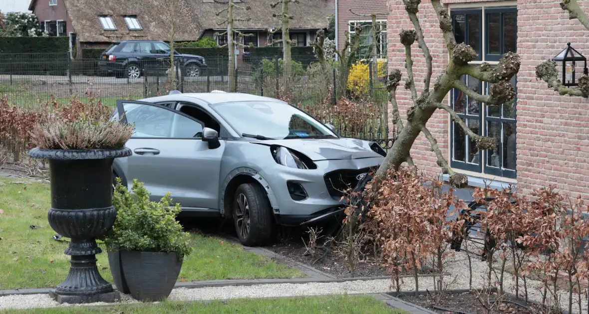 Automobilist verliest macht over het stuur en belandt in voortuin - Foto 14
