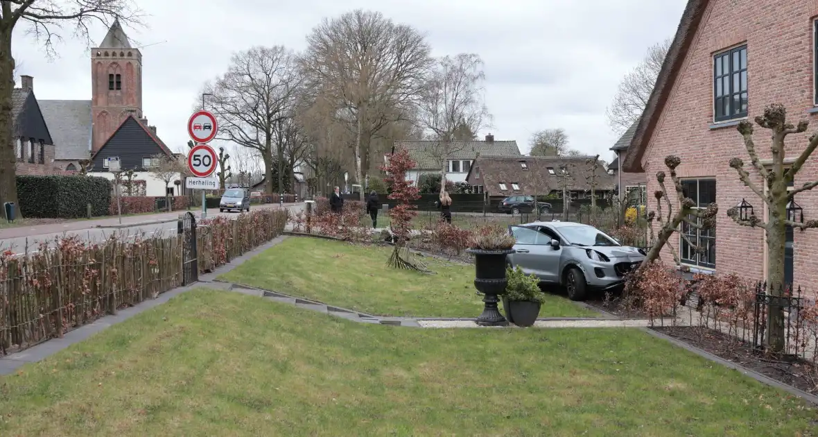 Automobilist verliest macht over het stuur en belandt in voortuin - Foto 15