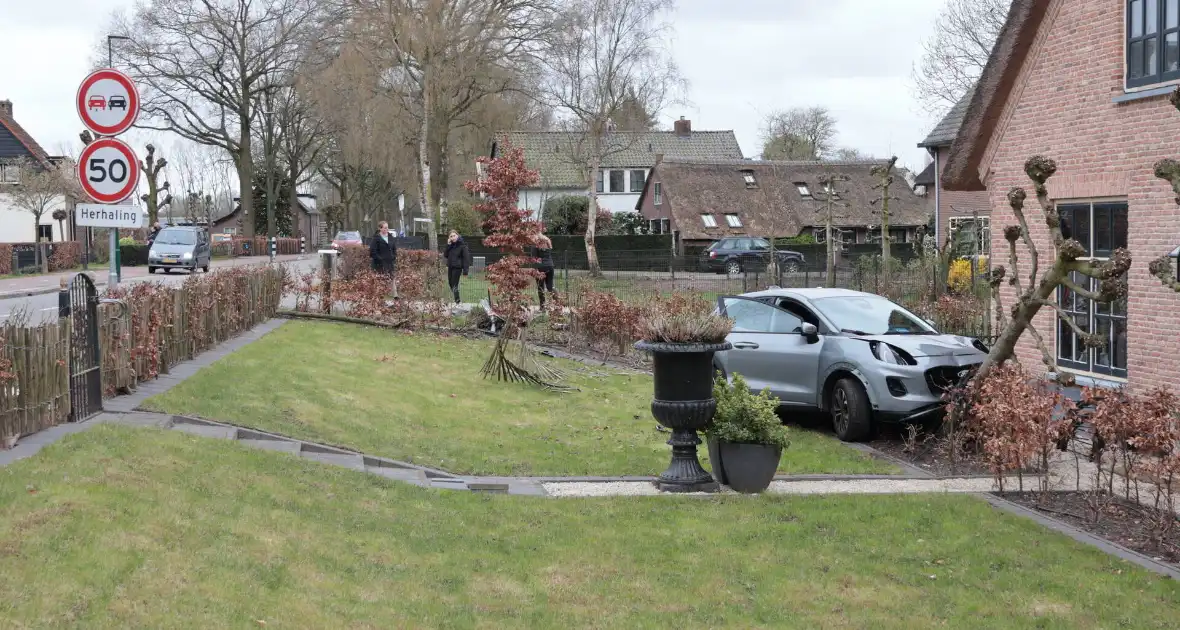 Automobilist verliest macht over het stuur en belandt in voortuin - Foto 16