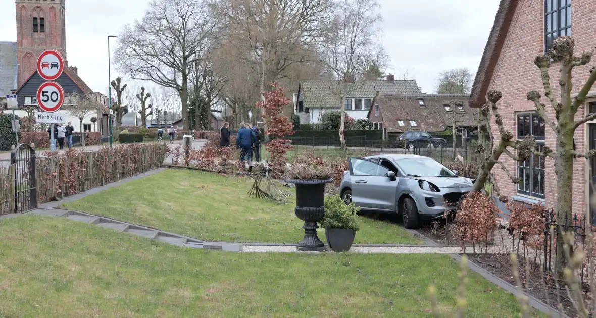 Automobilist verliest macht over het stuur en belandt in voortuin - Foto 17