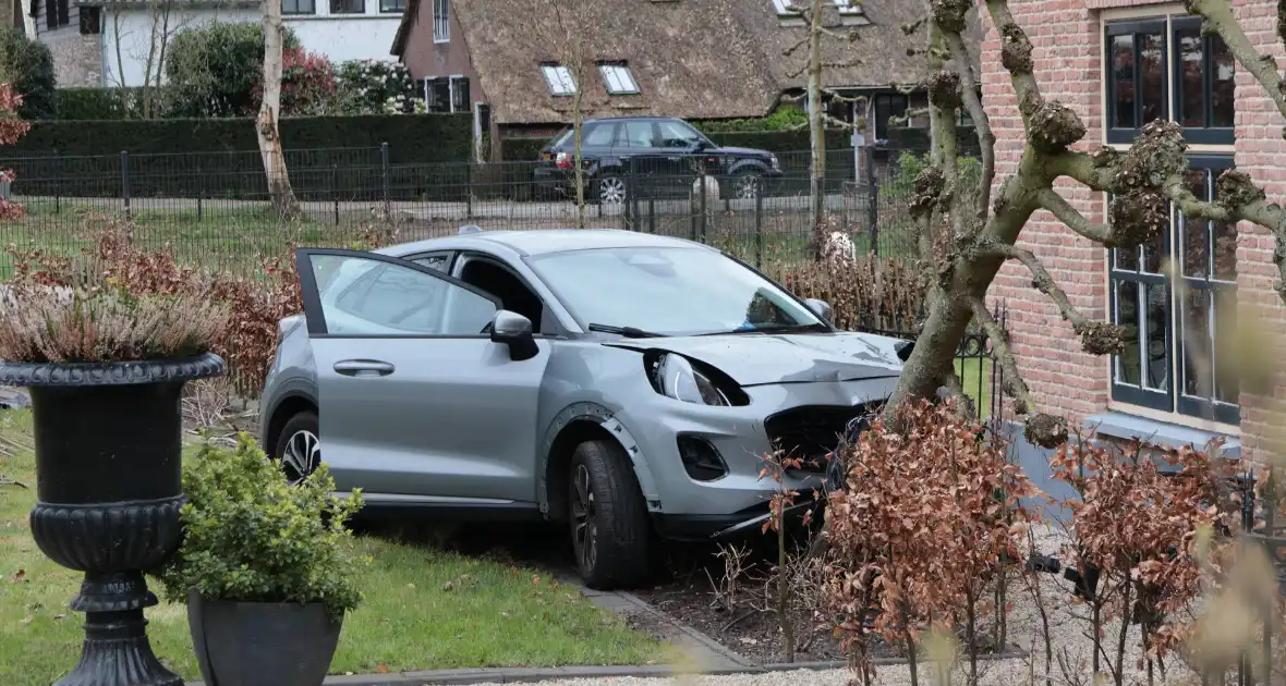 Automobilist verliest macht over het stuur en belandt in voortuin - Foto 18