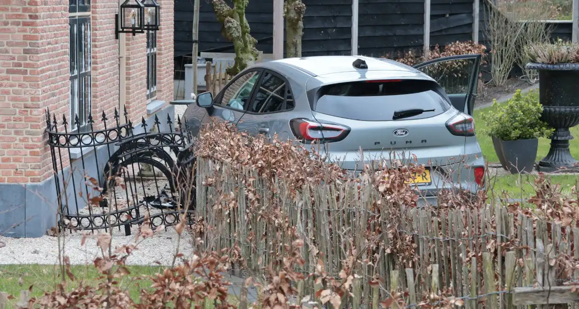 Automobilist verliest macht over het stuur en belandt in voortuin - Foto 2