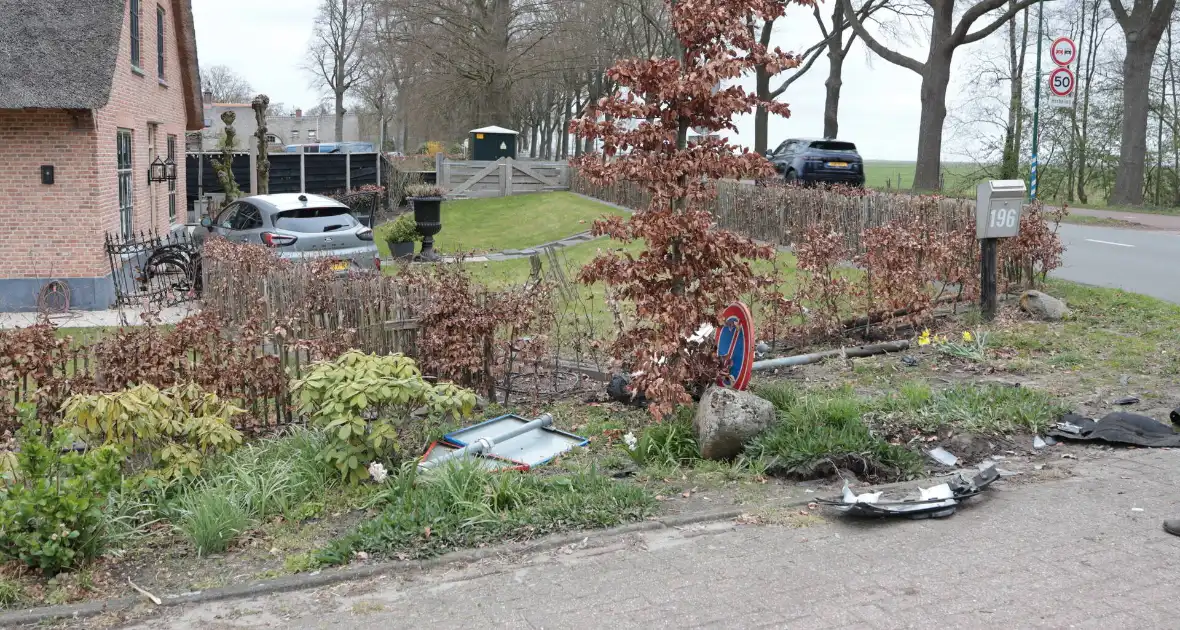 Automobilist verliest macht over het stuur en belandt in voortuin - Foto 3