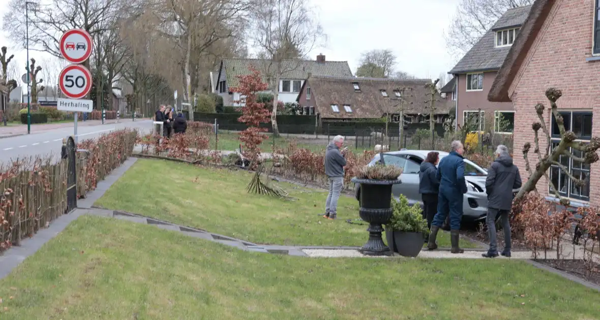 Automobilist verliest macht over het stuur en belandt in voortuin - Foto 4