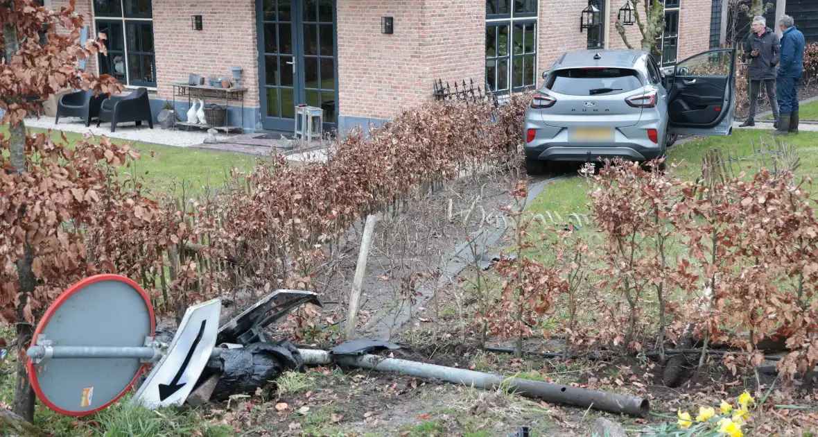 Automobilist verliest macht over het stuur en belandt in voortuin - Foto 5