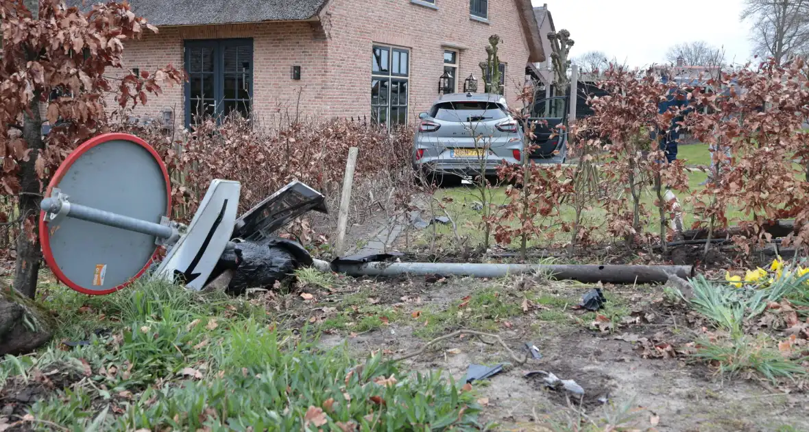 Automobilist verliest macht over het stuur en belandt in voortuin - Foto 6