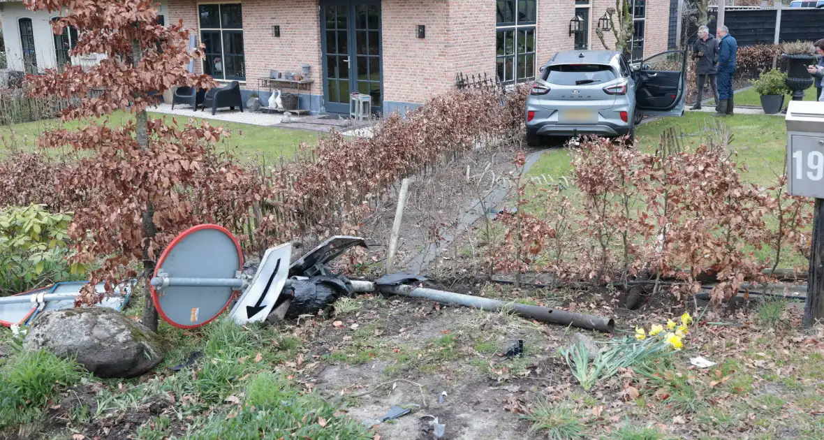 Automobilist verliest macht over het stuur en belandt in voortuin - Foto 7