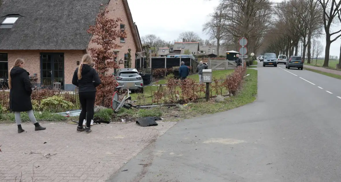 Automobilist verliest macht over het stuur en belandt in voortuin - Foto 8