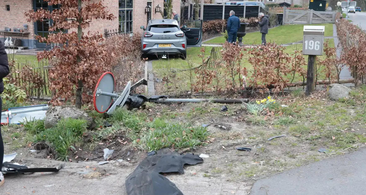 Automobilist verliest macht over het stuur en belandt in voortuin - Foto 9