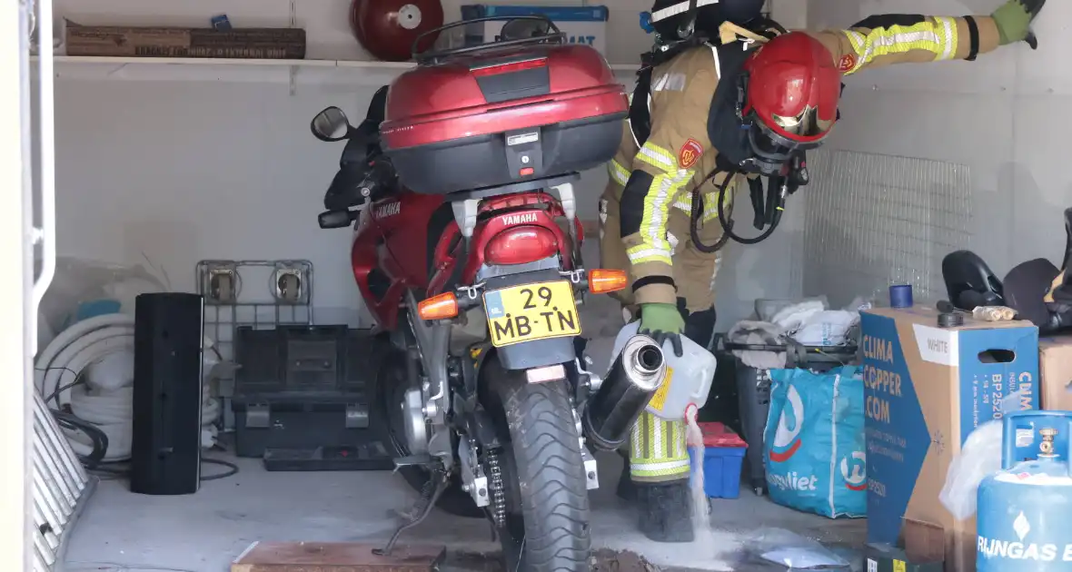 Brandweer schakelt in bij lekkage benzine - Foto 16