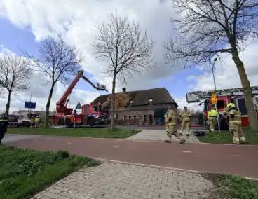 Brand in schoorsteen slaat over naar rieten dak