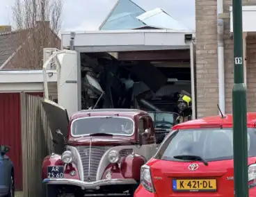 Explosie in garage leidt tot brand en gewonde