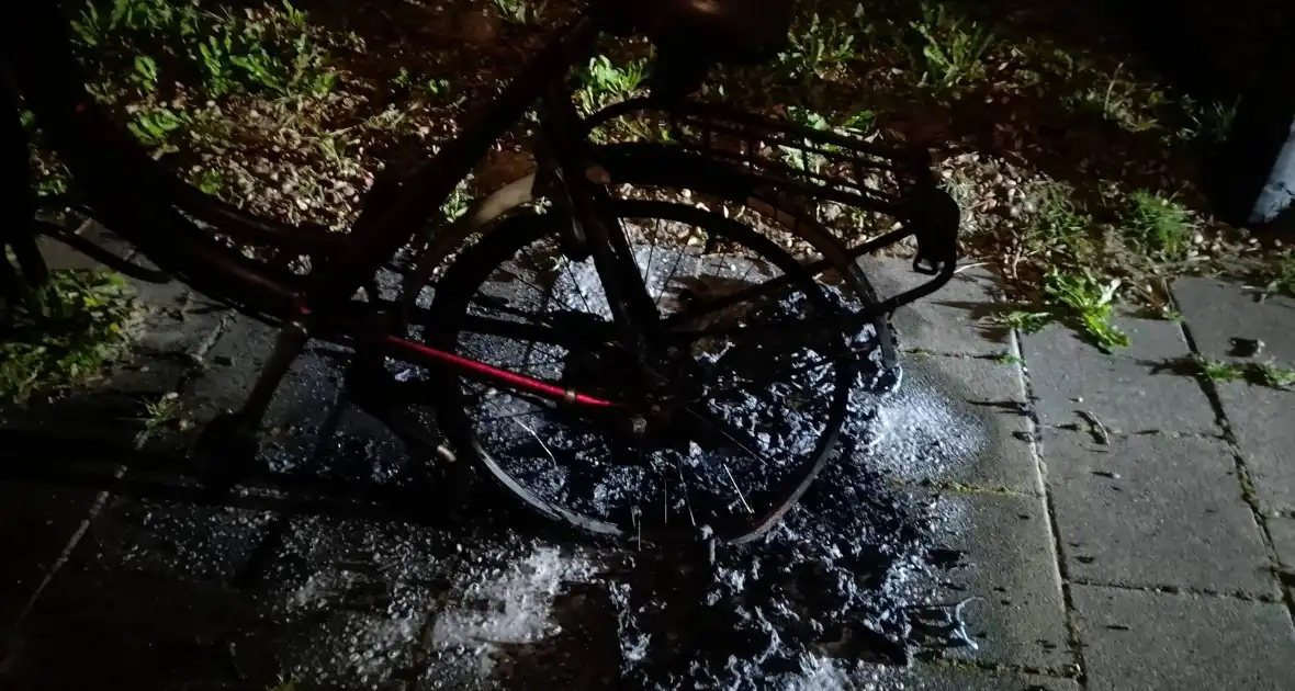 Politieagent bluste brandende fiets