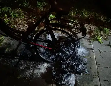 Politieagent bluste brandende fiets