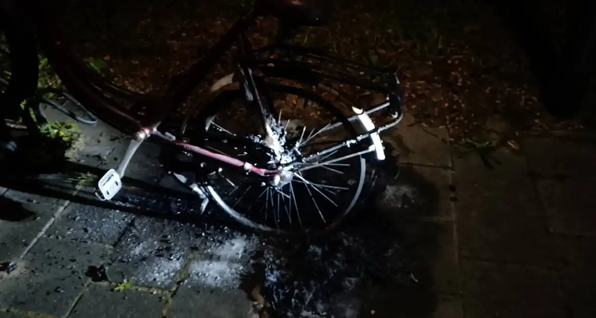Politieagent bluste brandende fiets - Foto 1