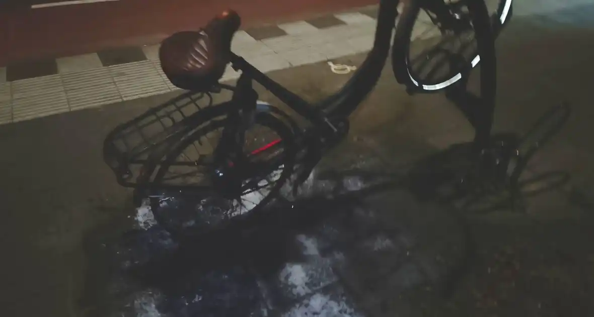 Politieagent bluste brandende fiets - Foto 2
