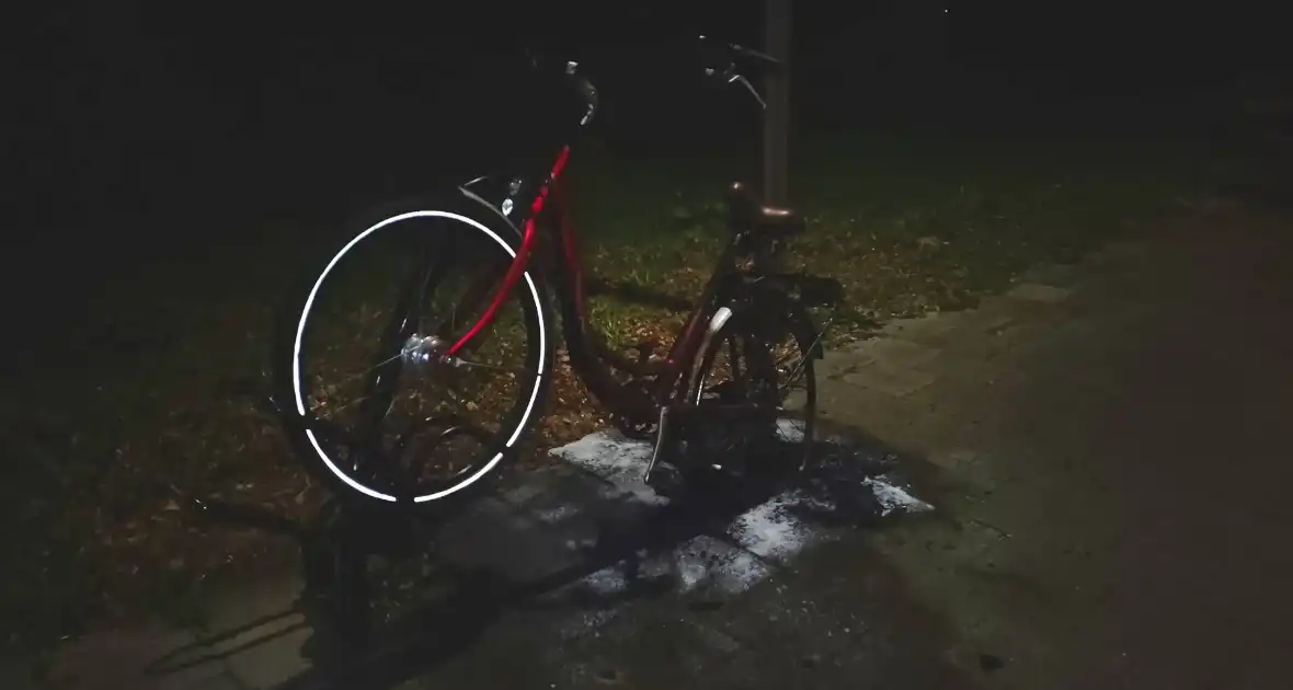 Politieagent bluste brandende fiets - Foto 3
