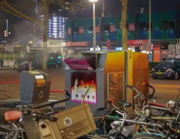 Jongeren bekogelen brandweer tijdens containerbrand