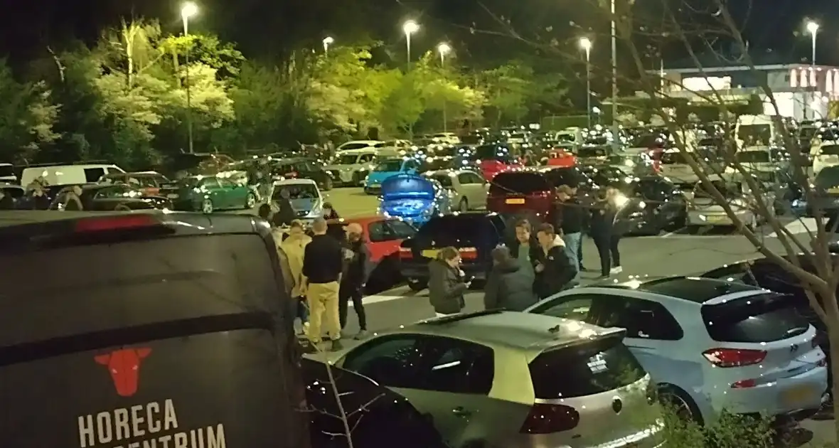 Politie grijpt in bij carmeet op parkeerplaats