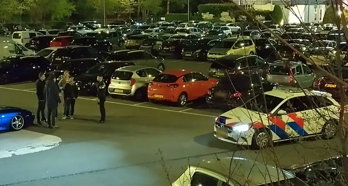 Politie grijpt in bij carmeet op parkeerplaats - Foto 11