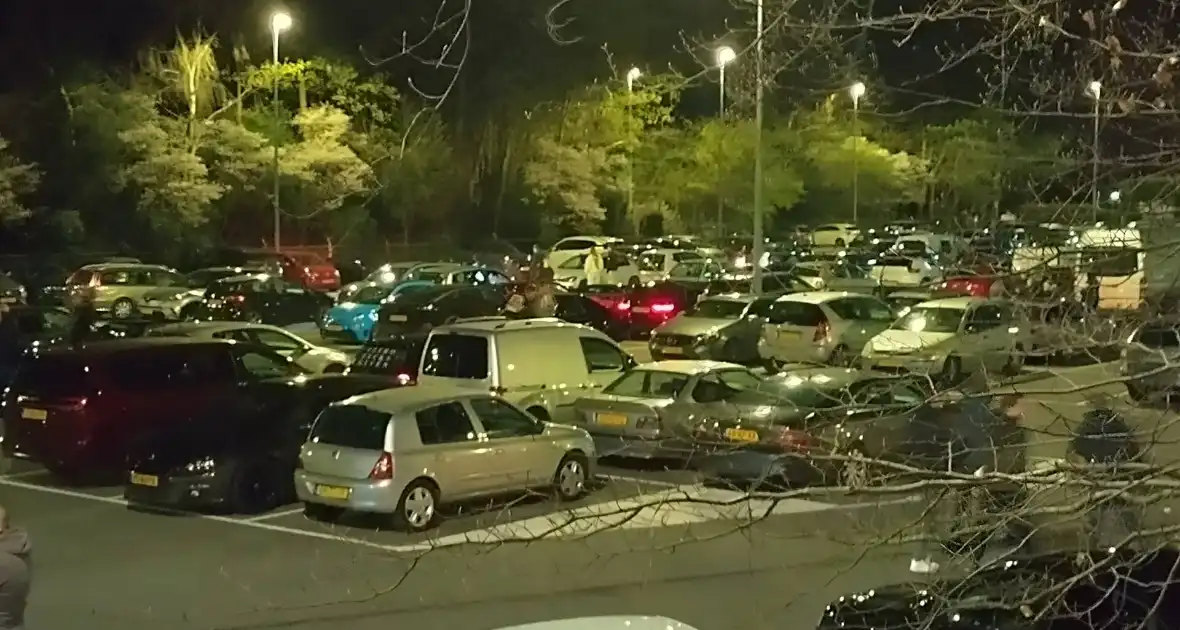 Politie grijpt in bij carmeet op parkeerplaats - Foto 8