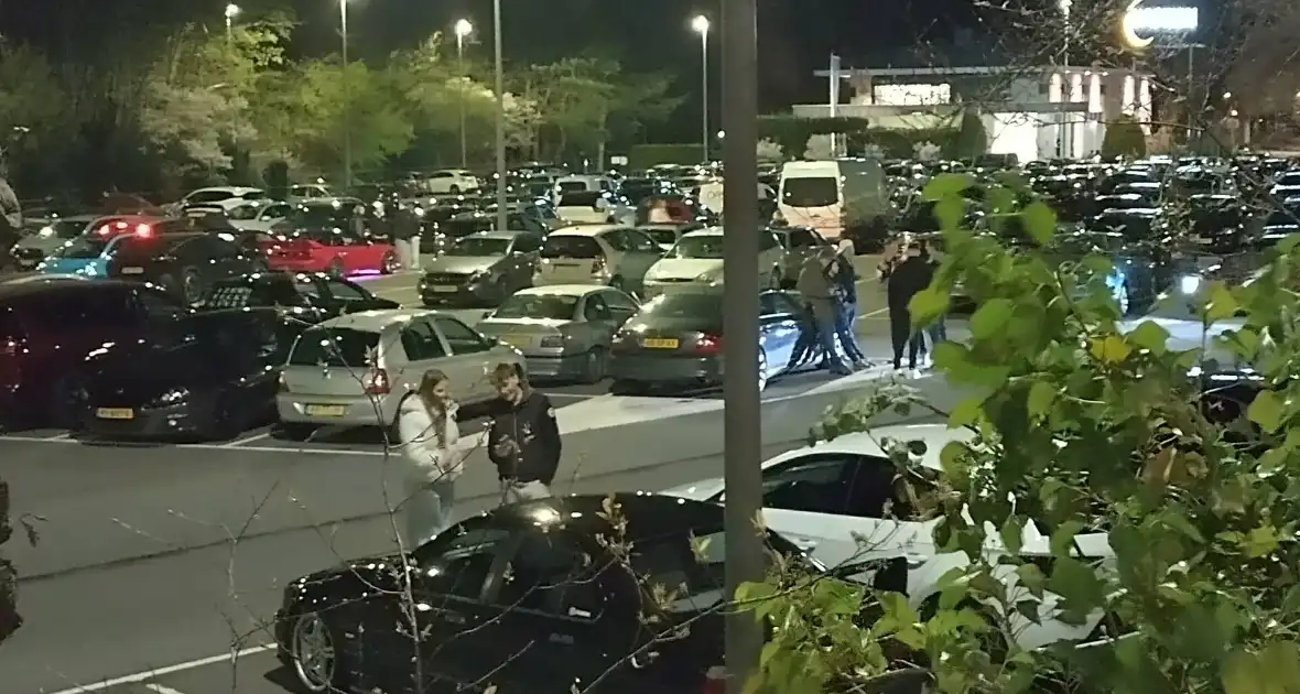 Politie grijpt in bij carmeet op parkeerplaats - Foto 9
