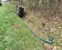 Auto belandt in sloot na aanrijding met lantaarnpaal