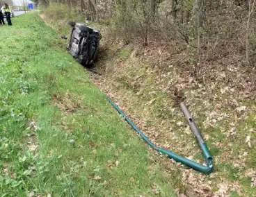 Auto belandt in sloot na aanrijding met lantaarnpaal