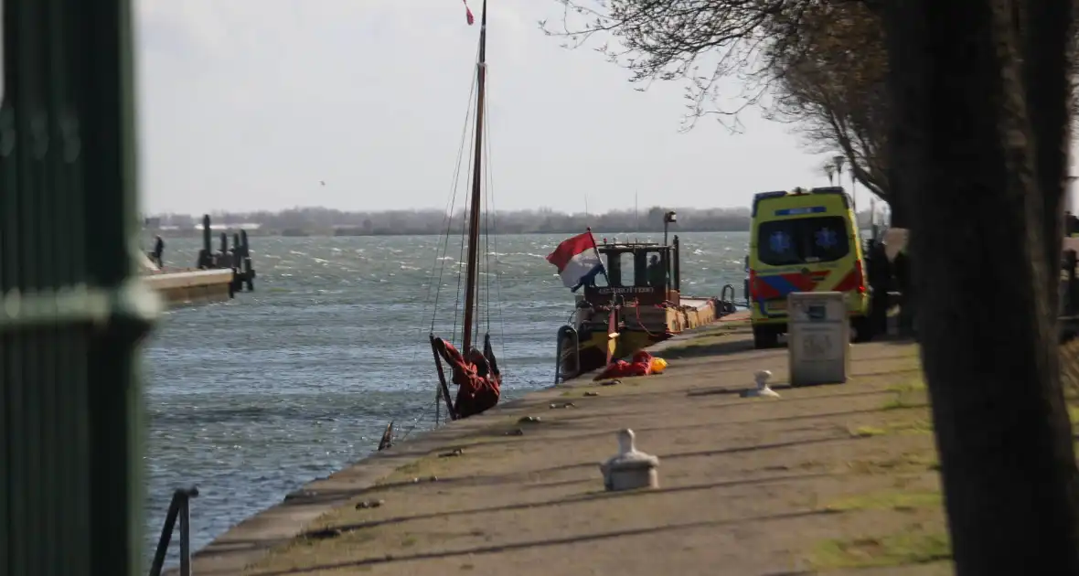 Bootje op drift met meerdere personen