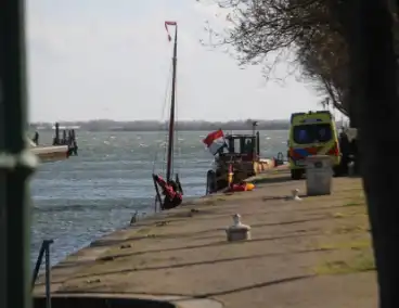 Bootje op drift met meerdere personen