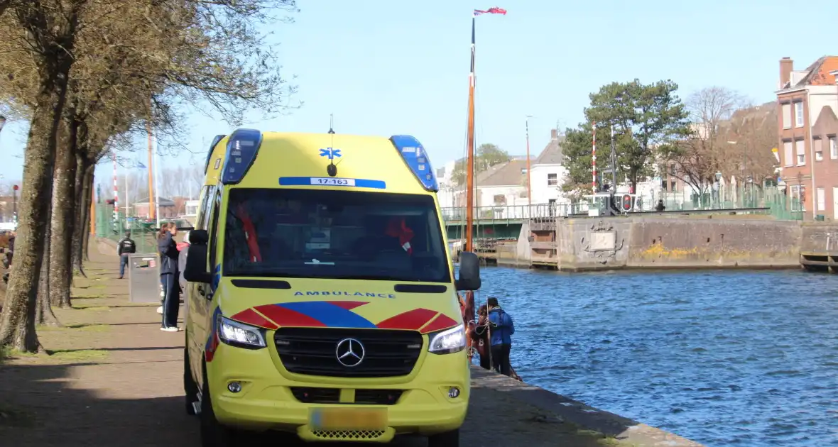 Bootje op drift met meerdere personen - Foto 1