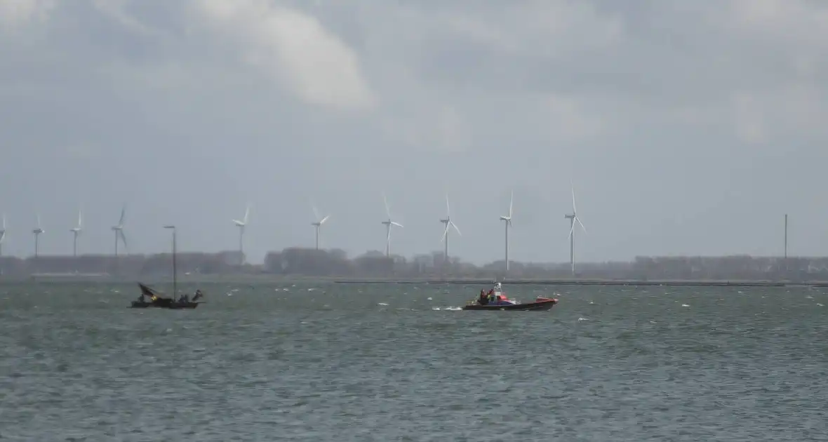 Bootje op drift met meerdere personen - Foto 10