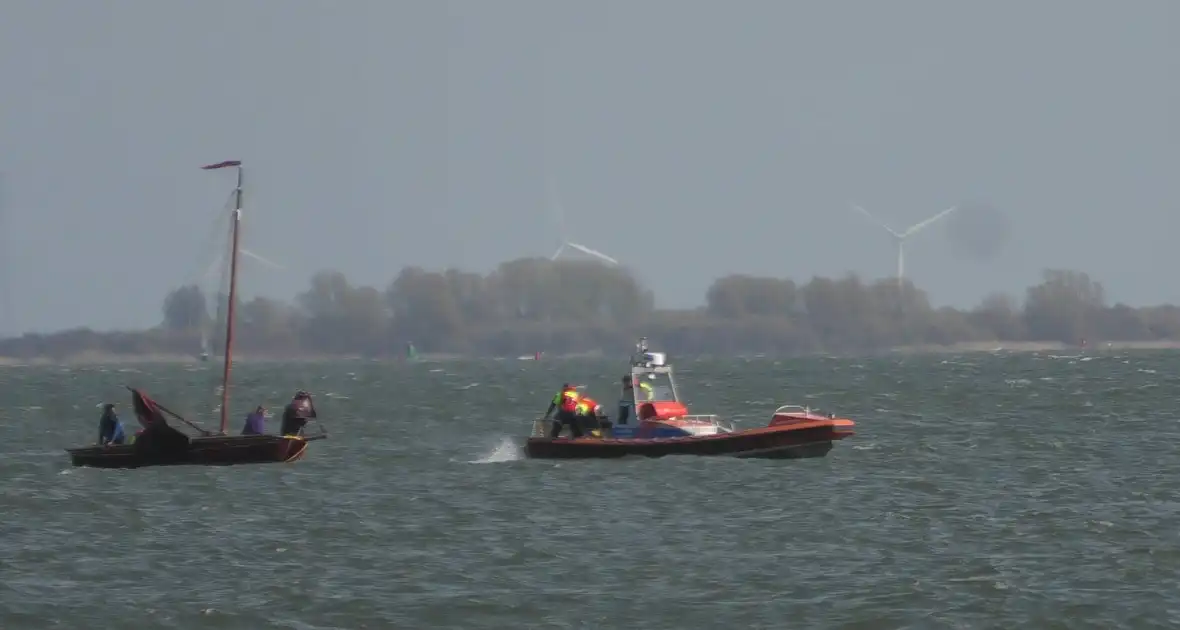 Bootje op drift met meerdere personen - Foto 11