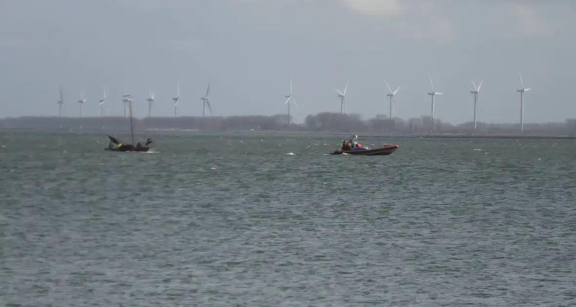 Bootje op drift met meerdere personen - Foto 12