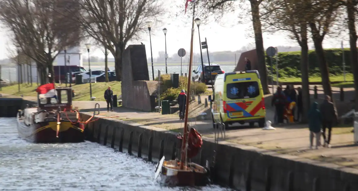 Bootje op drift met meerdere personen - Foto 3
