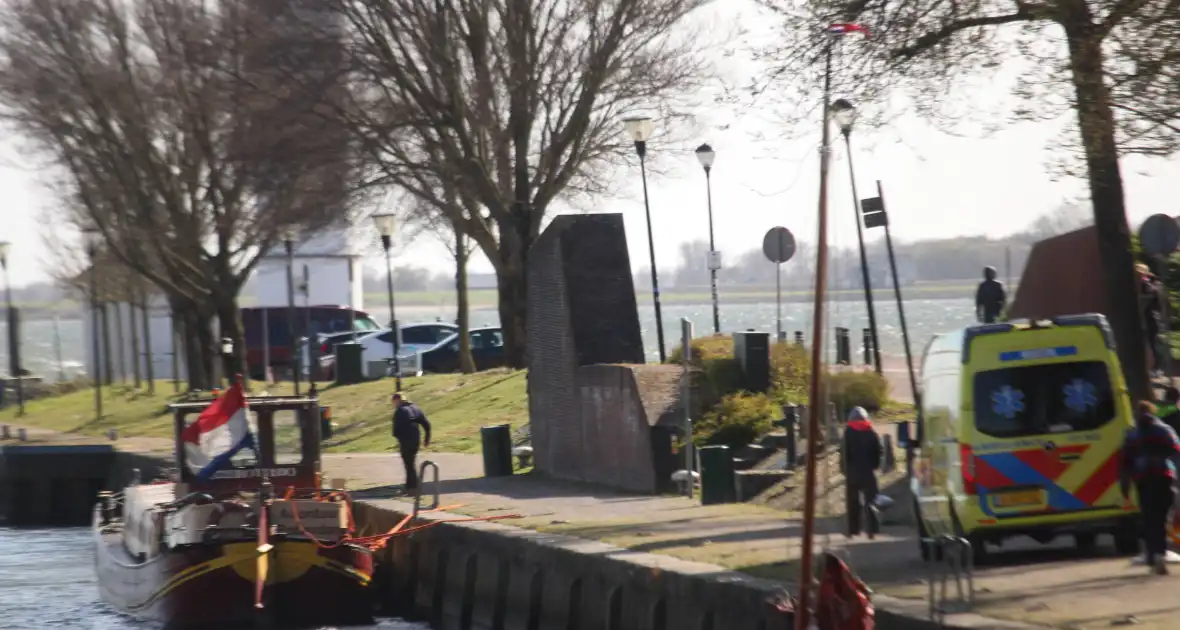 Bootje op drift met meerdere personen - Foto 4