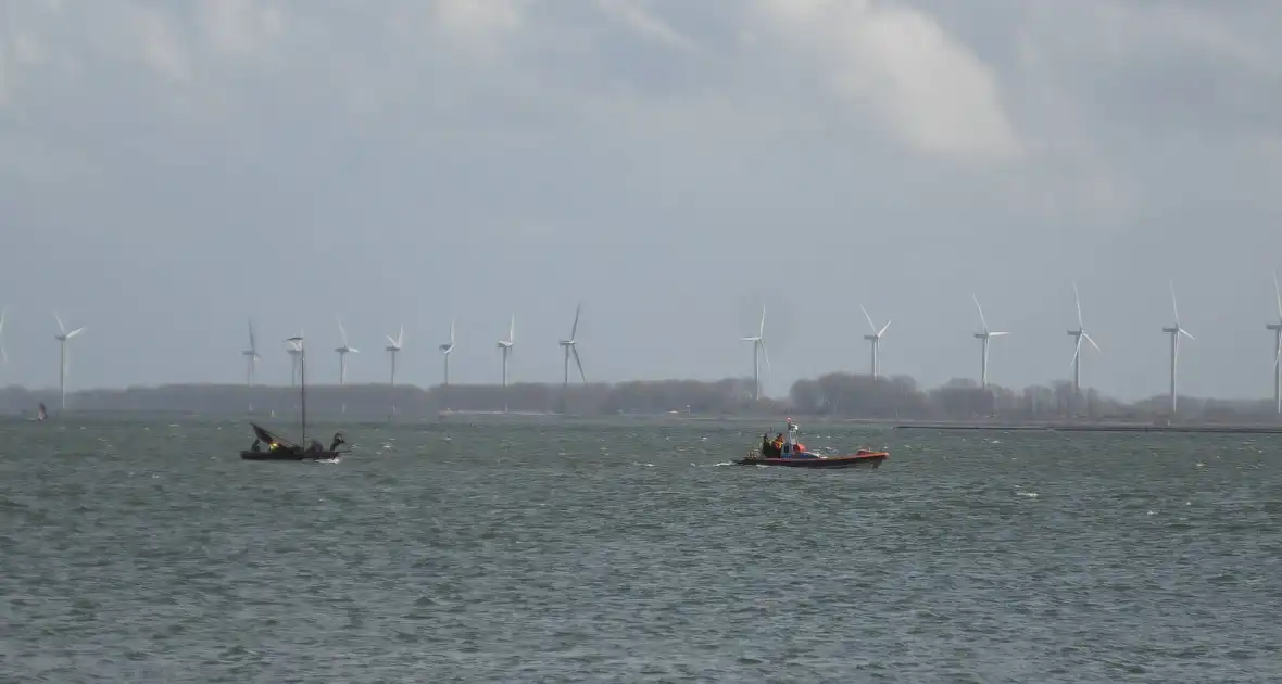 Bootje op drift met meerdere personen - Foto 5