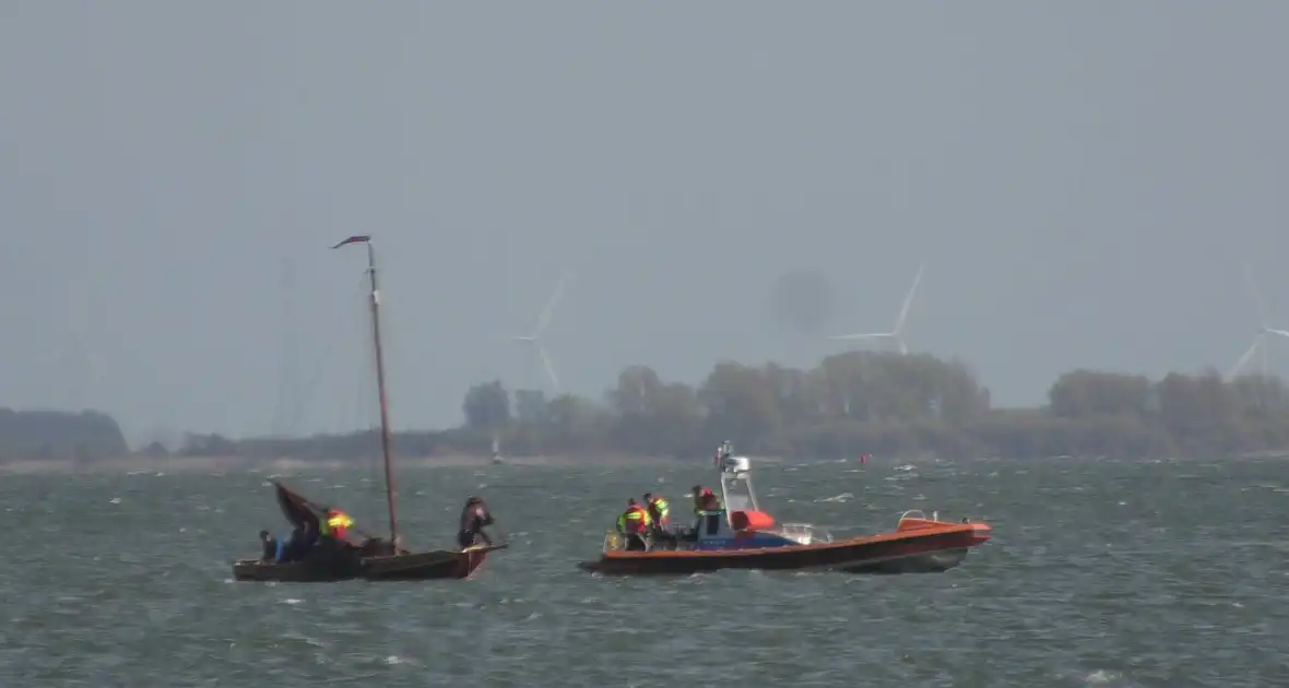 Bootje op drift met meerdere personen - Foto 6
