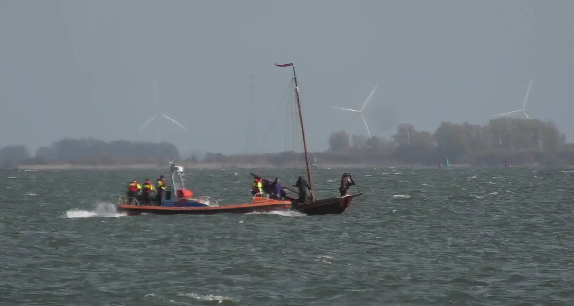 Bootje op drift met meerdere personen - Foto 7