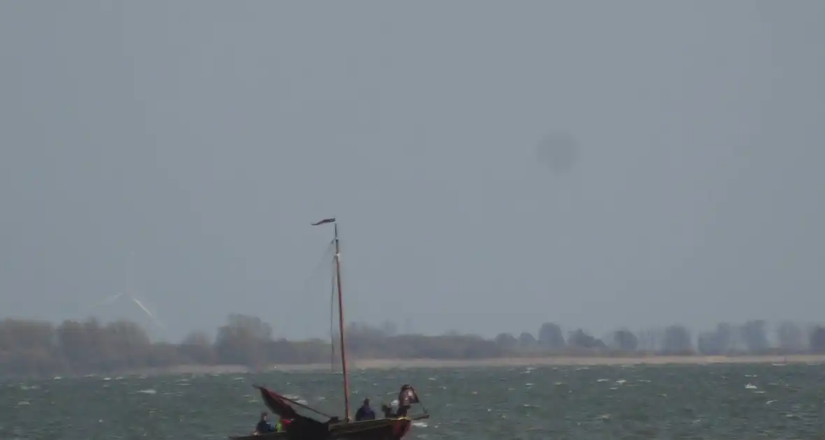 Bootje op drift met meerdere personen - Foto 8