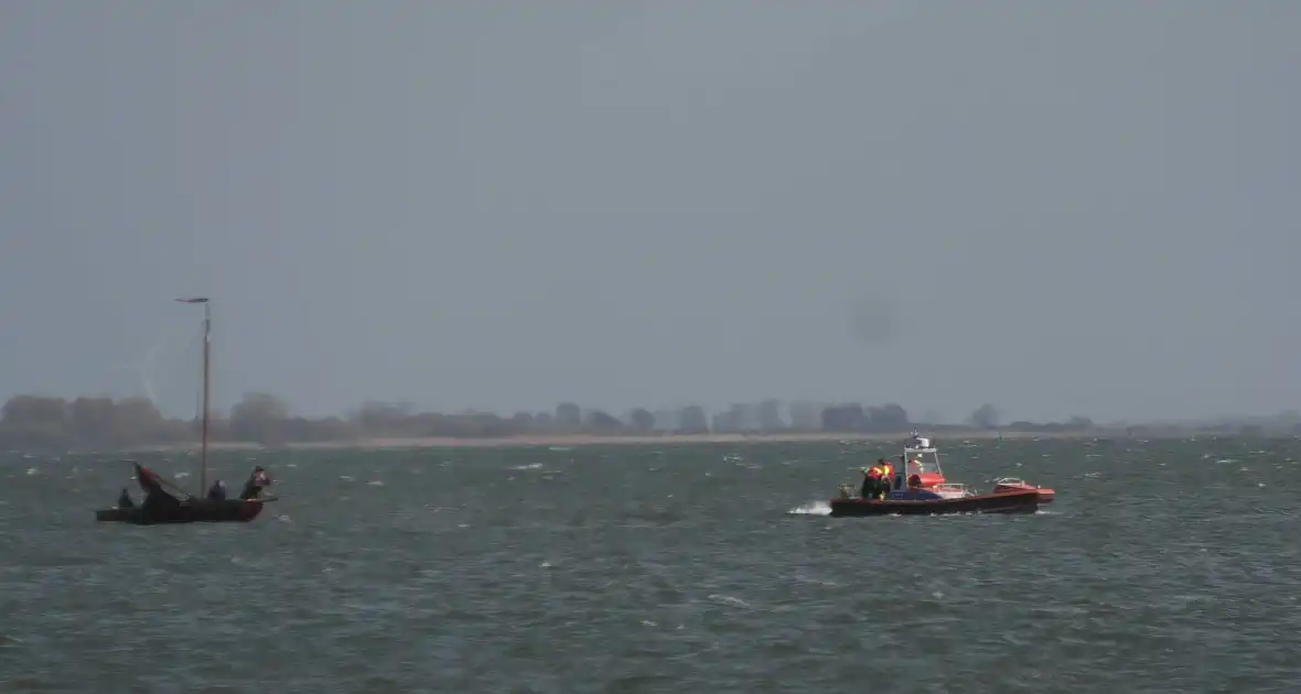 Bootje op drift met meerdere personen - Foto 9