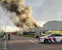 Flinke rookwolken bij grote uitslaande industriebrand