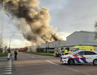 Flinke rookwolken bij grote uitslaande industriebrand
