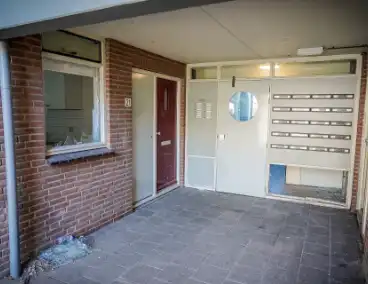 Politie zoekt getuigen nadat explosie portiek vernielt