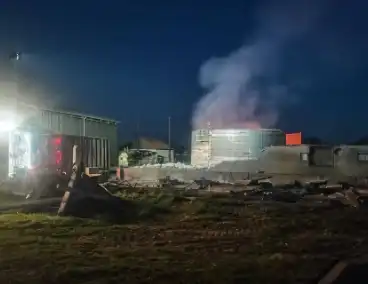 Brandweer blust brand in restant van silo