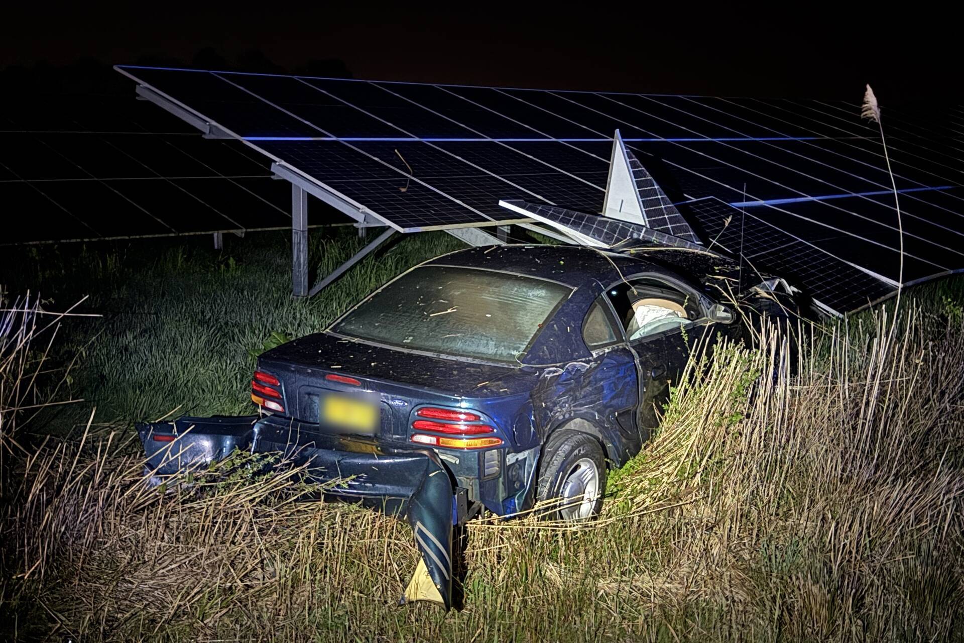 Auto boort zich in zonnepanelen na botsing met taxi